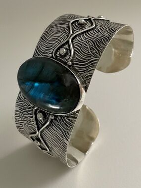Beautiful eye catching BLUE labradorite great chatoyance (tigers eye in nature)